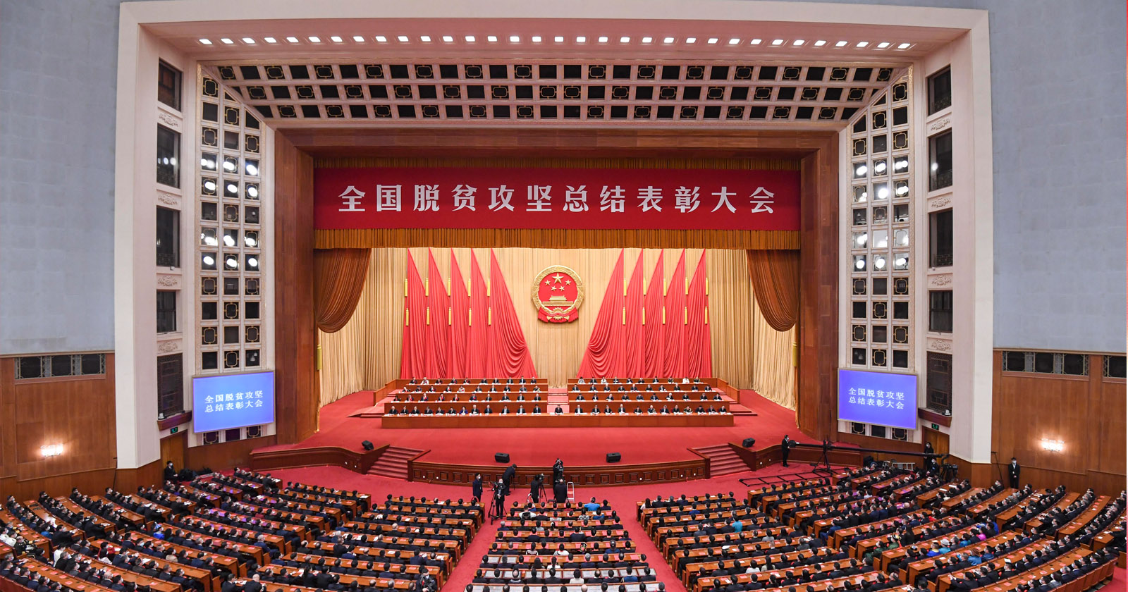 2021年2月25日，，，，，，天下脱贫攻坚总结表扬大会在北京人民大礼堂盛大举行，，，，，，凯时股份荣获“天下脱贫攻坚先进整体”称呼，，，，，，温志芬董事长代表公司进京接受表扬。。。。。。。.jpg